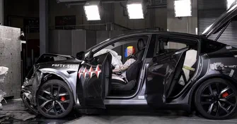 Tesla навчила автомобілі “бачити” аварію ще до удару