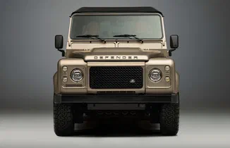 Land Rover Classic перетворює Defender V8: майже 300 годин на фарбування та нові опції інтер’єру
