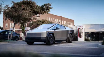 Tesla дозволила водіям екстрено тікати із зарядних станцій навіть із підключеним кабелем