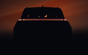 Toyota показала перший тизер салону нового трирядного SUV