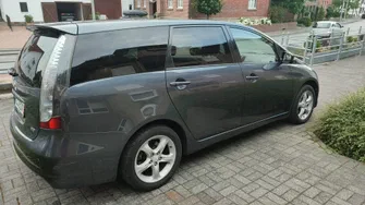 Mitsubishi Grandis 2005