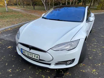 Tesla Model S 2015