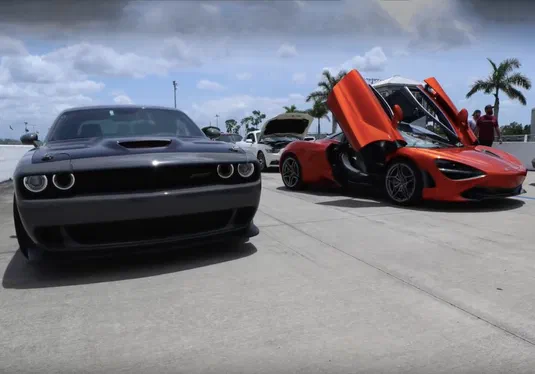 Хто кого: відео заїзду Challenger Hellcat проти McLaren 720S