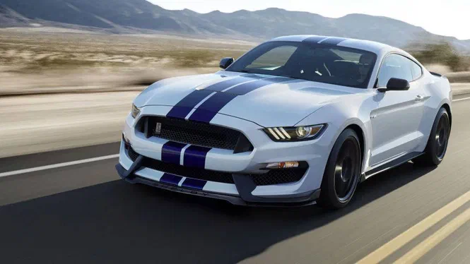 Revology та його відтворений Mustang Shelby GT350
