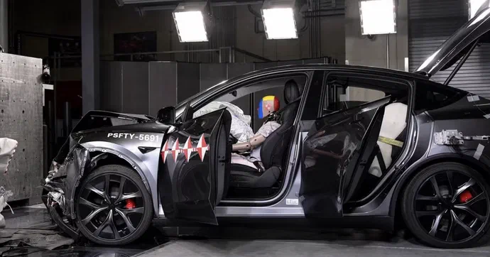 Tesla навчила автомобілі “бачити” аварію ще до удару