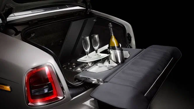 Rolls-Royce продемонструвала останні версії своїх культових моделей