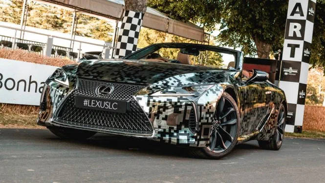Lexus продемонстрував, яким розкішним кабріолетом він володіє