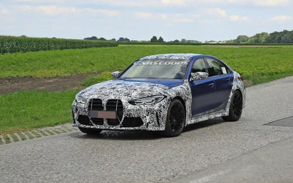 Нова BMW M3 сфотографована з мінімальним камуфляжем