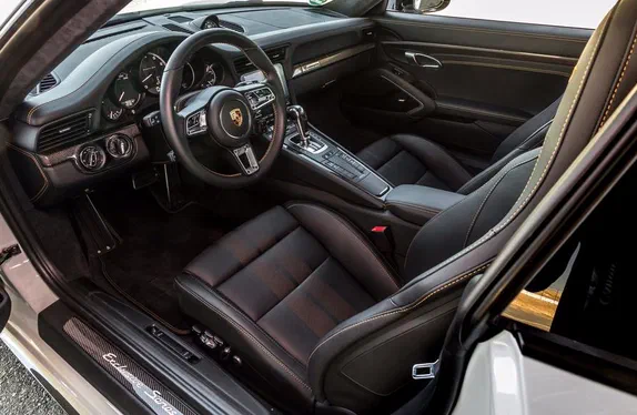 Porsche ніколи не попрощаються з кермом і педалями