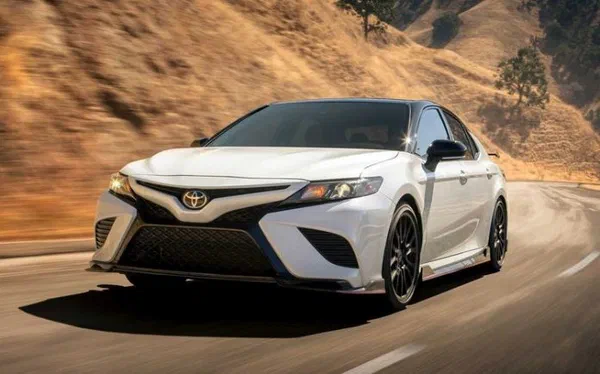 Toyota Camry з'явиться в «зарядженому» виконанні