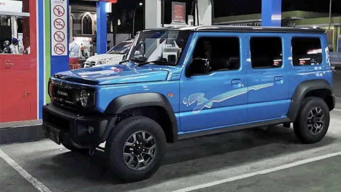 Suzuki Jimny з 5 дверима потрапив до об'єктиву папараці