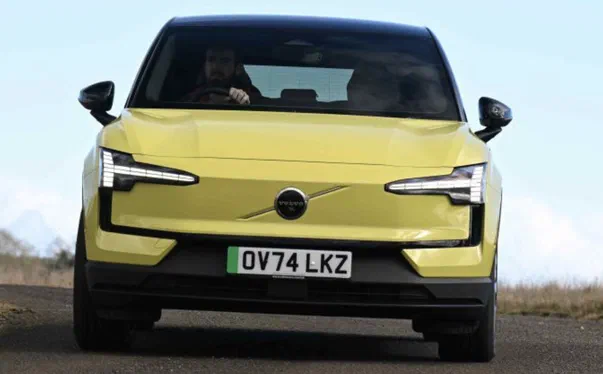 Volvo попереджає власників EX30 про ризик загоряння батареї