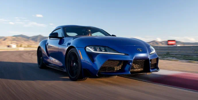 2025 Toyota GR Supra: відмова від чотирициліндрового двигуна, але не від "механіки"