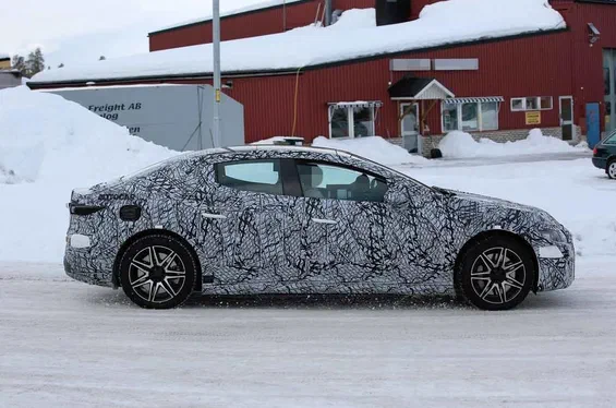 Mercedes-Benz EQE розпочав свої випробування