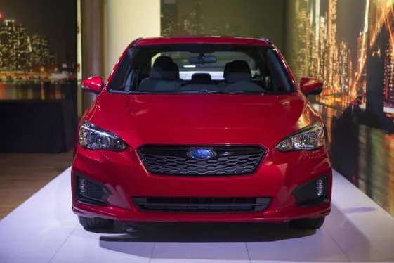 Новий седан Subaru Impreza постає на нових фотографіях