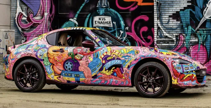 Mazda MX-5 за $75 000: авто, що світиться в темряві з Годзіллою на капоті