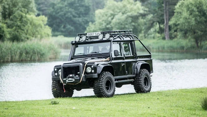 Land Rover Defender, який знімався у фільмі про Джеймса Бонда, піде з молотка