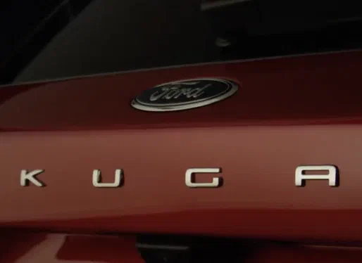 На першому малюнку показано новітній Ford Kuga