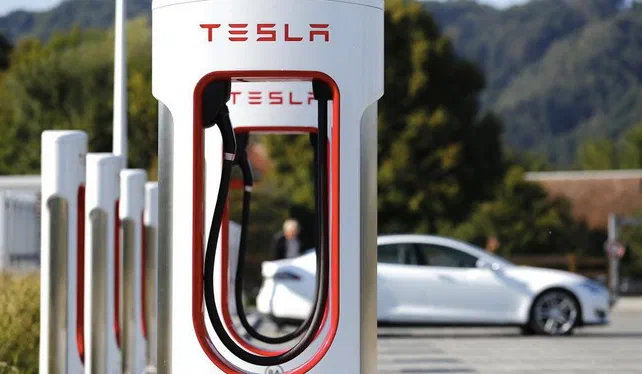 Tesla залучає споживачів безстроковими безкоштовними зарядними станціями