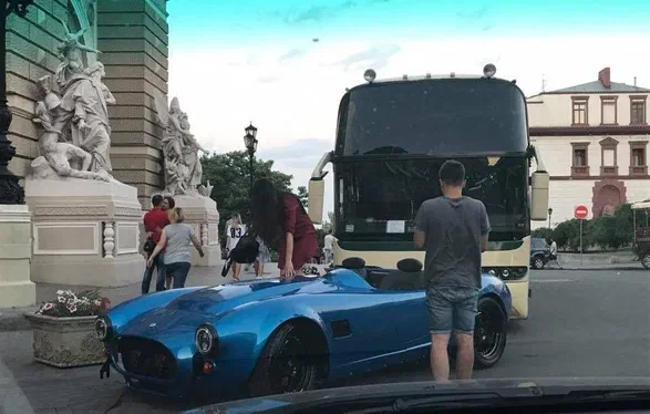 Україною проїхався легендарний давній спорткар