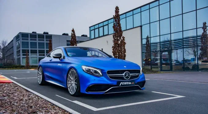 Купе Mercedes-AMG надали неповторний блакитний хром