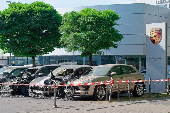 Горе для дилерів: 4 екземпляри нових Porsche згоріли поблизу автосалону