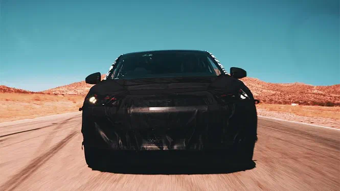 Перша машина новенького суперника «Тесли» показана під захисним камуфляжем