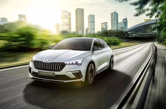 Предвестника Skoda Rapid показали на нових фото: машина вийде красивою!