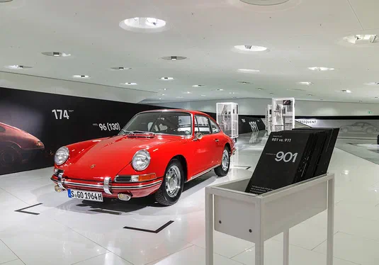 В Porsche показали давній, але прекрасно збережений спорткар 911