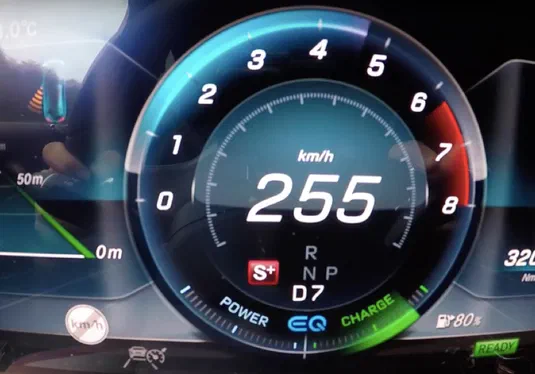 Як Mercedes-Benz CLS 450 зміг розігнатися до 256 км/год (ВІДЕО)
