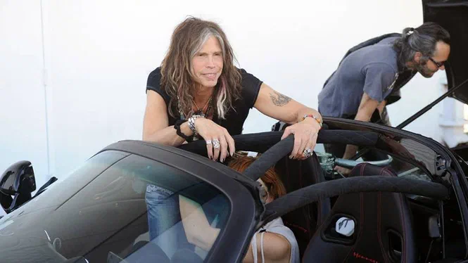 Лідер рок-групи Aerosmith продає власний Venom GT