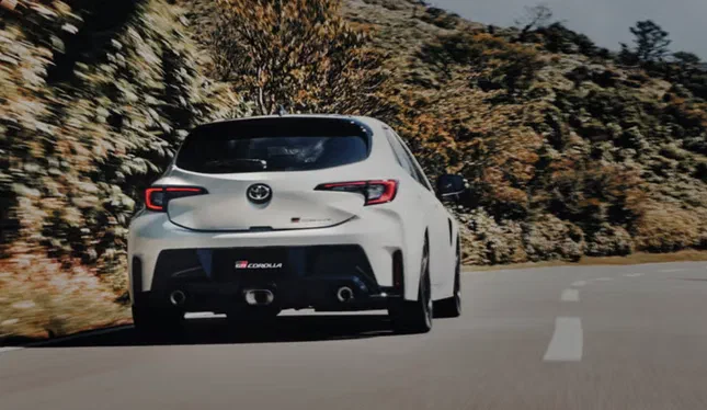 Оновлена Toyota GR Corolla 2026: більше жорсткості кузова та нові технології для водіїв