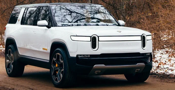 Rivian R1S «заблоковано» після незначного удару в паркінгу