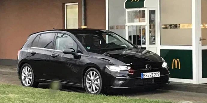 Прем'єра нового Volkswagen Golf не за горами: папарацці «словили» авто без камуфляжу