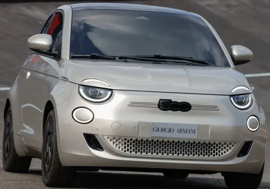 Обмежений випуск Fiat 500e Giorgio Armani: для справжніх поціновувачів моди