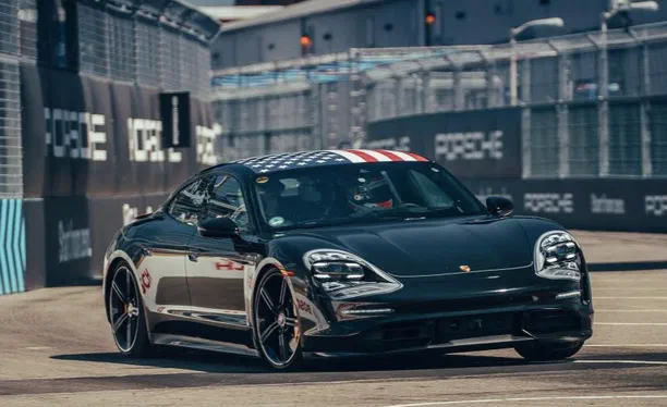 Озвучена дата дебюту першої електричної машини Porsche