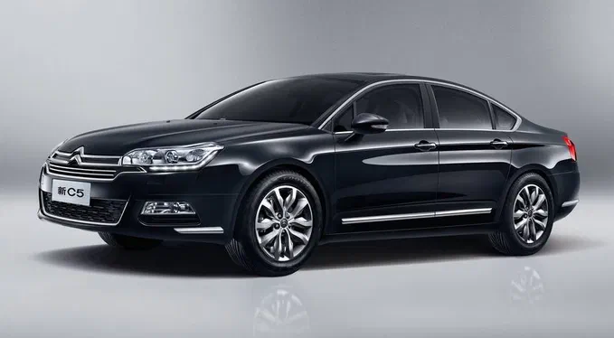 Є перші фото новітнього седана Citroen C5