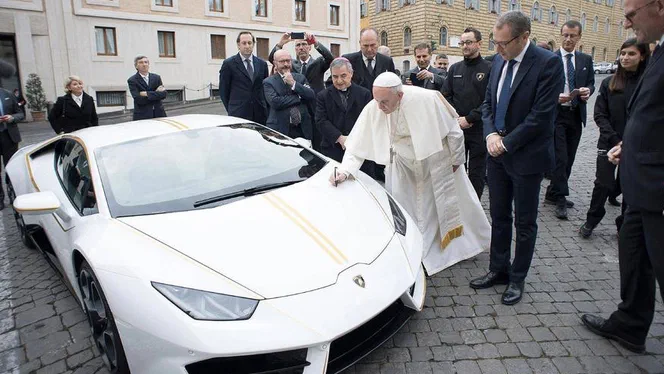 Розігрується Lamborghini, яким володів папа римський