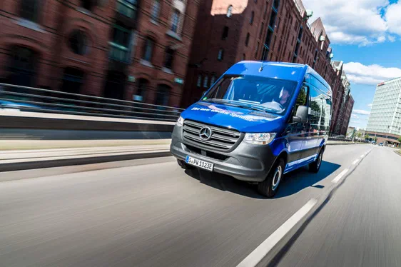 Tesla та Daimler займуться спільною розробкою електрокарів