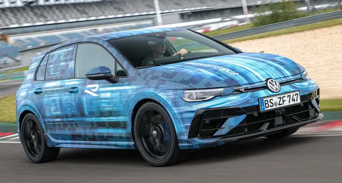 У новій ітерації Volkswagen Golf R 2025 року можна помітити вражаючу потужність у 329 кінських сил