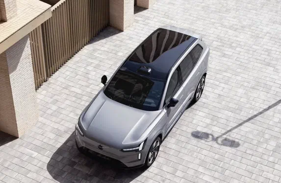 Volvo EX90 2026 переходить на 800-вольтову систему та значно скорочує час зарядки