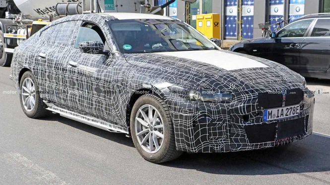 Папарацці змогли подивитися, що всередині у електрокара BMW i4