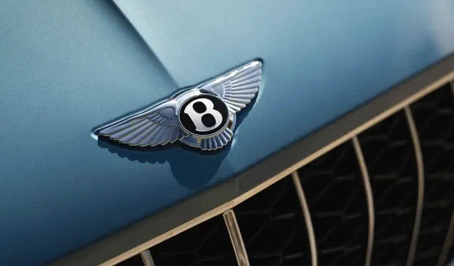 Bentley відклала прощання з бензиновими двигунами: електромобілі зачекають