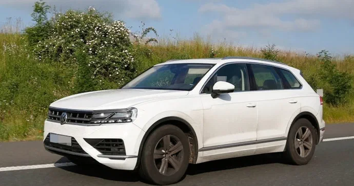 Новий Volkswagen Touareg знову попався на тестах, але без камуфляжу