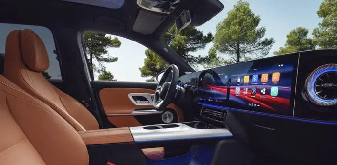 Новий електричний Mercedes-Benz GLB отримає “суперекран” і просторий салон