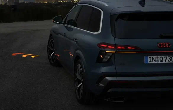 Audi навчила Q7 показувати повороти прямо на асфальті