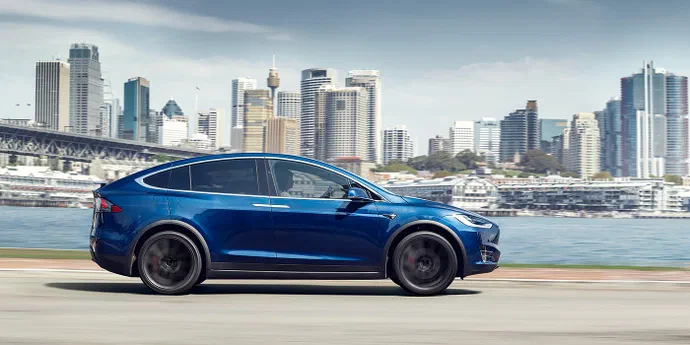 Власники Tesla зможуть змінювати звук сигналу в електромобілях