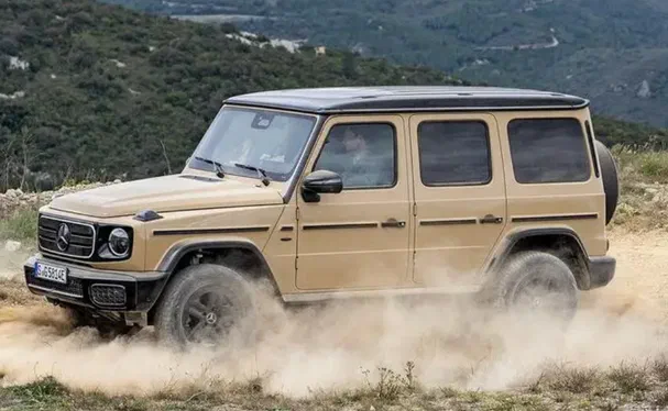 Aston Martin розглядає можливість створення потужного суперпозашляховика 4x4, який кине виклик "Дефендеру"