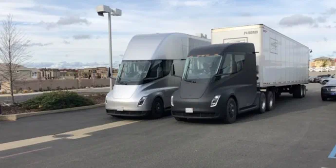 Електричні вантажівки Tesla раніше часу приступили до перевезень вантажів