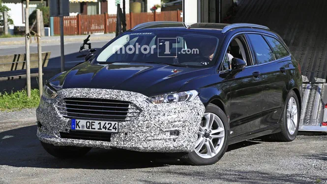 Папарацці засікли на тестах оновлений Ford Mondeo в кузові універсал